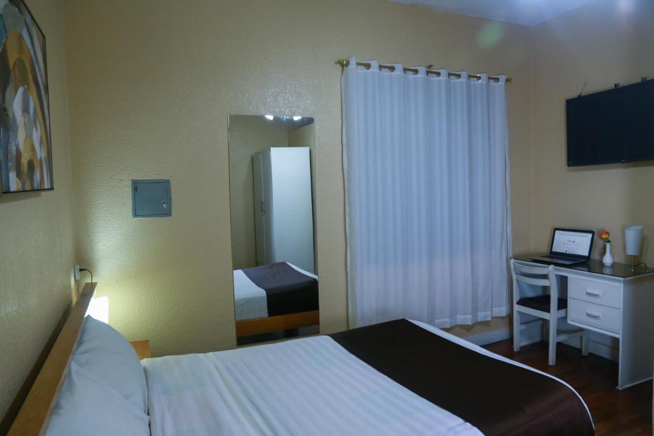 Hostal Loro Verde Quito Exterior photo